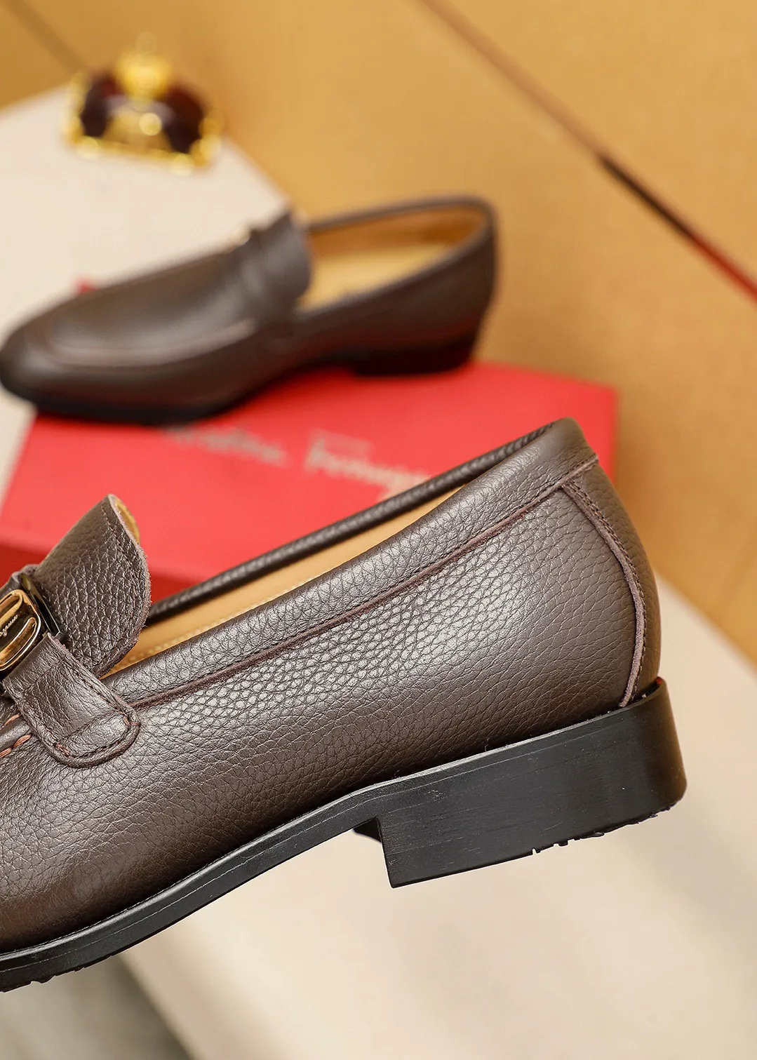 Men's shoes 💰460 💐 Product trademark: Ferragamo "Ferragamo" casual leather shoes Regular size: 38-44 (45.46🉑️customized) Product materials: Selected imported first-layer pebbled cowhide leather upper + luxury hardware buckle, imported water-dyed cowhide leather lining. Strong three-dimensional visual effect, original outsole color: 2⃣️seed leather materials optional